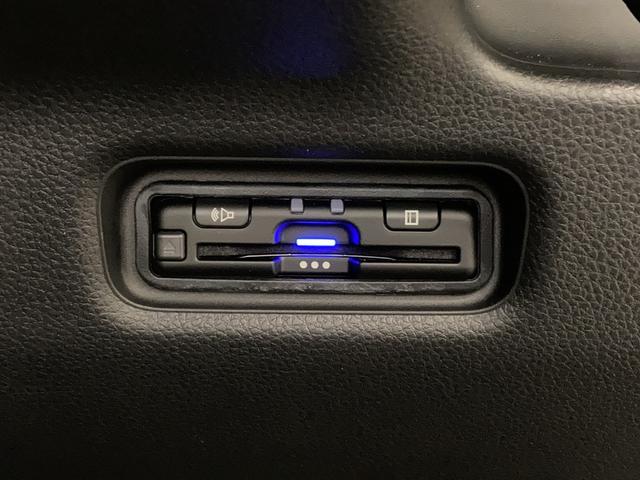 フリード ｅ：ＨＥＶクロスター　フロアマット　９インチ純正ナビ　ＥＴＣ　シートヒーター　ＬＥＤヘッドライト　ブラインドスポットモニター　両側パワスラ　本革巻ステアリングホイール　３６０°スーパーＵＶ・ＩＲカット　１５インチＡＷ（23枚目）