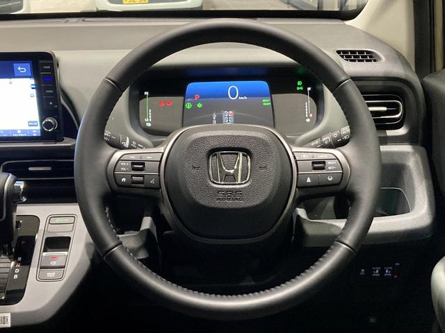 フリード ｅ：ＨＥＶクロスター　フロアマット　９インチ純正ナビ　ＥＴＣ　シートヒーター　ＬＥＤヘッドライト　ブラインドスポットモニター　両側パワスラ　本革巻ステアリングホイール　３６０°スーパーＵＶ・ＩＲカット　１５インチＡＷ（25枚目）