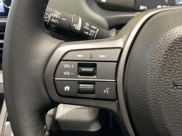 フリード ｅ：ＨＥＶクロスター　フロアマット　９インチ純正ナビ　ＥＴＣ　シートヒーター　ＬＥＤヘッドライト　ブラインドスポットモニター　両側パワスラ　本革巻ステアリングホイール　３６０°スーパーＵＶ・ＩＲカット　１５インチＡＷ（26枚目）