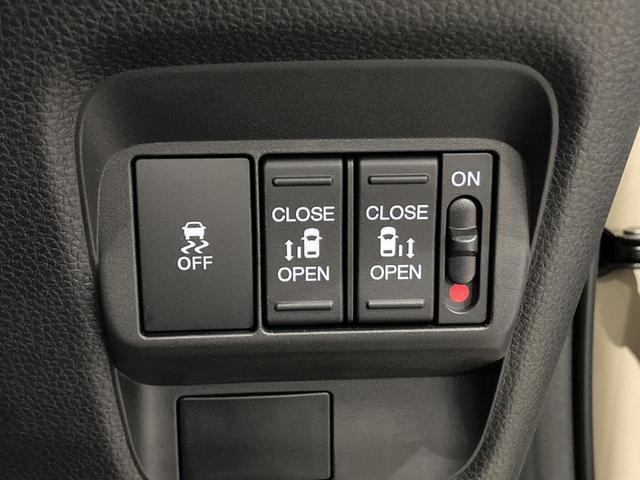 フリード ｅ：ＨＥＶクロスター　フロアマット　９インチ純正ナビ　ＥＴＣ　シートヒーター　ＬＥＤヘッドライト　ブラインドスポットモニター　両側パワスラ　本革巻ステアリングホイール　３６０°スーパーＵＶ・ＩＲカット　１５インチＡＷ（30枚目）