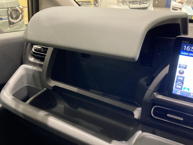 フリード ｅ：ＨＥＶクロスター　フロアマット　９インチ純正ナビ　ＥＴＣ　シートヒーター　ＬＥＤヘッドライト　ブラインドスポットモニター　両側パワスラ　本革巻ステアリングホイール　３６０°スーパーＵＶ・ＩＲカット　１５インチＡＷ（33枚目）