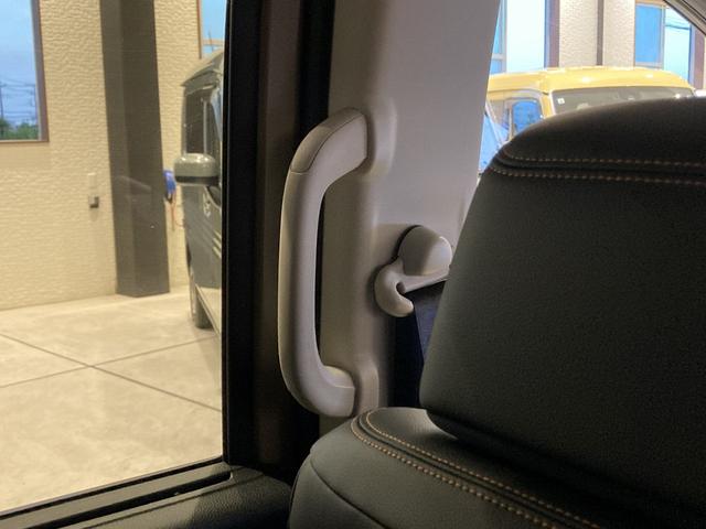 フリード ｅ：ＨＥＶクロスター　フロアマット　９インチ純正ナビ　ＥＴＣ　シートヒーター　ＬＥＤヘッドライト　ブラインドスポットモニター　両側パワスラ　本革巻ステアリングホイール　３６０°スーパーＵＶ・ＩＲカット　１５インチＡＷ（40枚目）