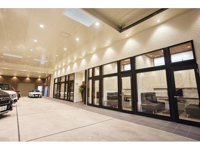 フリード ｅ：ＨＥＶクロスター　フロアマット　９インチ純正ナビ　ＥＴＣ　シートヒーター　ＬＥＤヘッドライト　ブラインドスポットモニター　両側パワスラ　本革巻ステアリングホイール　３６０°スーパーＵＶ・ＩＲカット　１５インチＡＷ（54枚目）