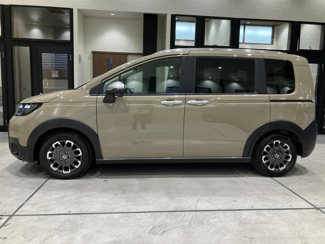 フリード クロスター フロアマット 9インチ純正ナビ ETC シートヒーター LEDヘッドライト ブラインドスポットモニター 両側パワスラ 本革巻ステアリングホイール 360°スーパーUV・IRカット 15インチAW(4枚目)