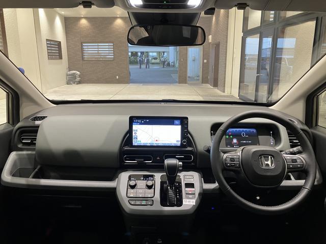 フリード クロスター フロアマット 9インチ純正ナビ ETC シートヒーター LEDヘッドライト ブラインドスポットモニター 両側パワスラ 本革巻ステアリングホイール 360°スーパーUV・IRカット 15インチAW(10枚目)