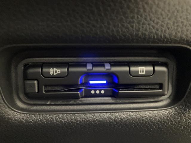 フリード クロスター フロアマット 9インチ純正ナビ ETC シートヒーター LEDヘッドライト ブラインドスポットモニター 両側パワスラ 本革巻ステアリングホイール 360°スーパーUV・IRカット 15インチAW(14枚目)