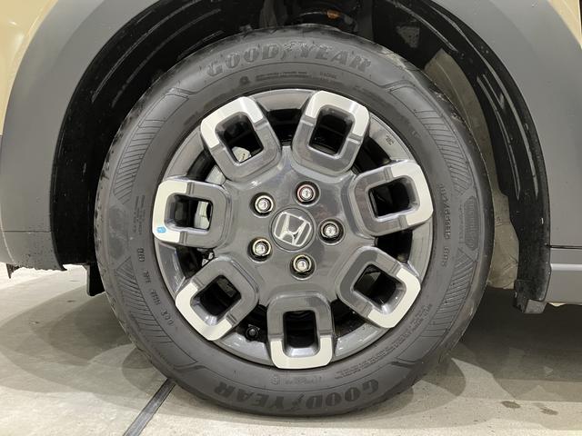 フリード クロスター フロアマット 9インチ純正ナビ ETC シートヒーター LEDヘッドライト ブラインドスポットモニター 両側パワスラ 本革巻ステアリングホイール 360°スーパーUV・IRカット 15インチAW(15枚目)