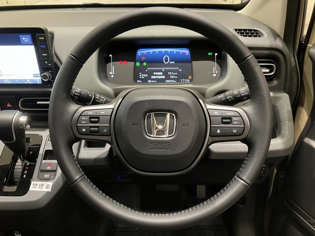 フリード クロスター フロアマット 9インチ純正ナビ ETC シートヒーター LEDヘッドライト ブラインドスポットモニター 両側パワスラ 本革巻ステアリングホイール 360°スーパーUV・IRカット 15インチAW(25枚目)