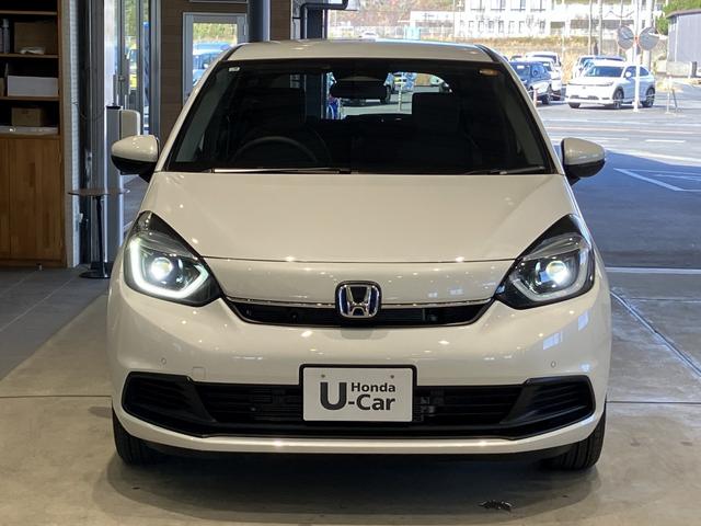 フィット ｅ：ＨＥＶホーム　フロアマット　８インチ純正ナビ　ＥＴＣ　フルＬＥＤヘッドライト　運転支援　電子制御パーキングブレーキ　オートブレーキホールド　ＬＥＤルームランプ　フルオートエアコン　コンビシート　スマートキー（3枚目）