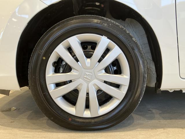 フィット ｅ：ＨＥＶホーム　フロアマット　８インチ純正ナビ　ＥＴＣ　フルＬＥＤヘッドライト　運転支援　電子制御パーキングブレーキ　オートブレーキホールド　ＬＥＤルームランプ　フルオートエアコン　コンビシート　スマートキー（15枚目）