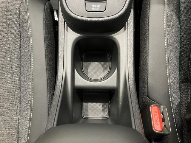 フィット ｅ：ＨＥＶホーム　フロアマット　８インチ純正ナビ　ＥＴＣ　フルＬＥＤヘッドライト　運転支援　電子制御パーキングブレーキ　オートブレーキホールド　ＬＥＤルームランプ　フルオートエアコン　コンビシート　スマートキー（36枚目）