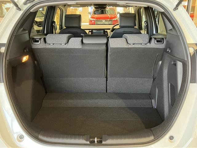 フィット ｅ：ＨＥＶホーム　フロアマット　８インチ純正ナビ　ＥＴＣ　フルＬＥＤヘッドライト　運転支援　電子制御パーキングブレーキ　オートブレーキホールド　ＬＥＤルームランプ　フルオートエアコン　コンビシート　スマートキー（42枚目）