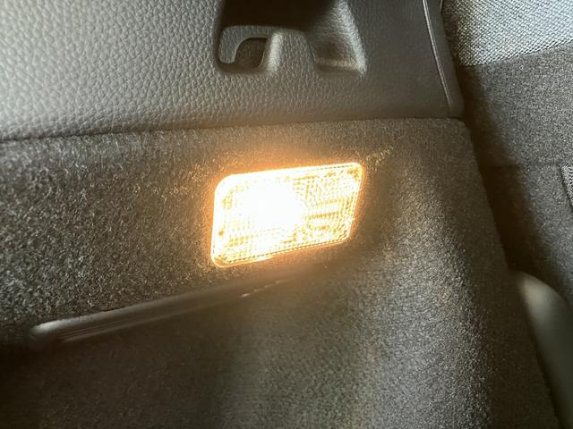 フィット ｅ：ＨＥＶホーム　フロアマット　８インチ純正ナビ　ＥＴＣ　フルＬＥＤヘッドライト　運転支援　電子制御パーキングブレーキ　オートブレーキホールド　ＬＥＤルームランプ　フルオートエアコン　コンビシート　スマートキー（45枚目）