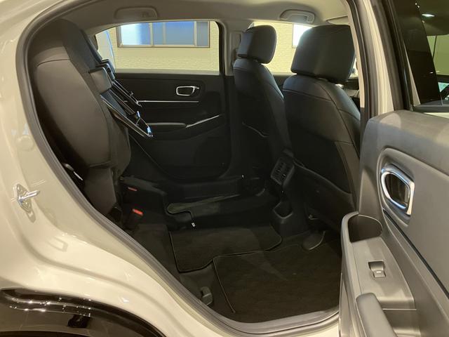 ヴェゼル ｅ：ＨＥＶ　Ｚ　フロアマット　ＥＴＣ　９インチ純正ナビ　シートヒーター　ブラインドスポットモニター　減速セレクター　ステアリングヒーター　予約機能付パワーテールゲート　リアヒーターダクト　１８インチアルミ（42枚目）