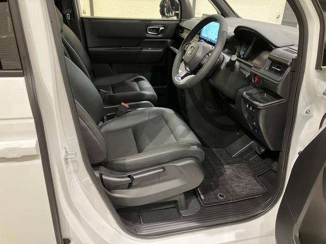 ステップワゴン ｅ：ＨＥＶスパーダ　ドラレコ　フロアマット　１１．４インチ純正ナビ　ＥＴＣ　減速セレクター　パーキングＳ　ブラインドスポットモニター　シートＨ　両側パワスラ　パワーテールゲート　全列ＵＳＢ　１６インチＡＷ　レンタカー登録（7枚目）