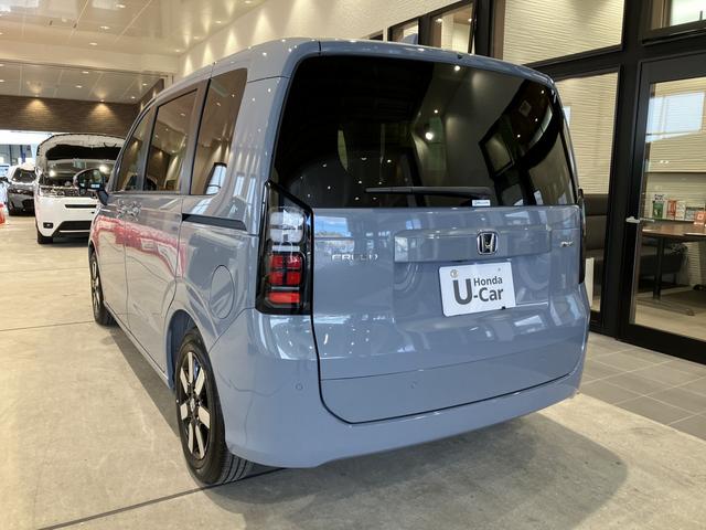 フリード ｅ：ＨＥＶエアー　ＥＸ　フロアマット　９インチ純正ナビ　ＥＴＣ　ドラレコ　シートヒーター　両側パワスラ　ブラインドスポットモニター　リアクーラー　本革巻ステアリングホイール　３６０°スーパーＵＶ・ＩＲカット　レンタカー登録（5枚目）