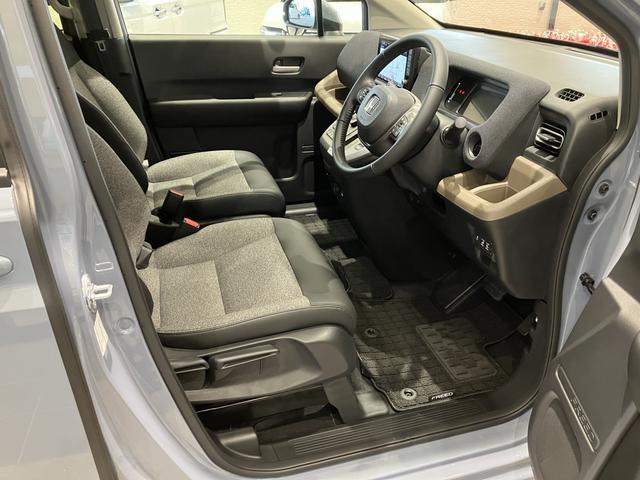 フリード ｅ：ＨＥＶエアー　ＥＸ　フロアマット　９インチ純正ナビ　ＥＴＣ　ドラレコ　シートヒーター　両側パワスラ　ブラインドスポットモニター　リアクーラー　本革巻ステアリングホイール　３６０°スーパーＵＶ・ＩＲカット　レンタカー登録（7枚目）