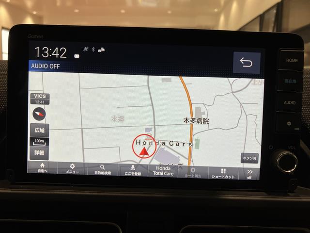 フリード ｅ：ＨＥＶエアー　ＥＸ　フロアマット　９インチ純正ナビ　ＥＴＣ　ドラレコ　シートヒーター　両側パワスラ　ブラインドスポットモニター　リアクーラー　本革巻ステアリングホイール　３６０°スーパーＵＶ・ＩＲカット　レンタカー登録（10枚目）