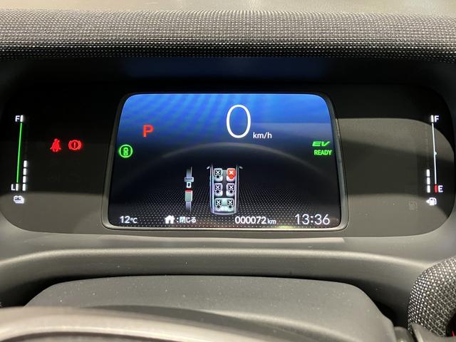 フリード ｅ：ＨＥＶエアー　ＥＸ　フロアマット　９インチ純正ナビ　ＥＴＣ　ドラレコ　シートヒーター　両側パワスラ　ブラインドスポットモニター　リアクーラー　本革巻ステアリングホイール　３６０°スーパーＵＶ・ＩＲカット　レンタカー登録（12枚目）