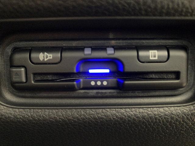 フリード ｅ：ＨＥＶエアー　ＥＸ　フロアマット　９インチ純正ナビ　ＥＴＣ　ドラレコ　シートヒーター　両側パワスラ　ブラインドスポットモニター　リアクーラー　本革巻ステアリングホイール　３６０°スーパーＵＶ・ＩＲカット　レンタカー登録（23枚目）