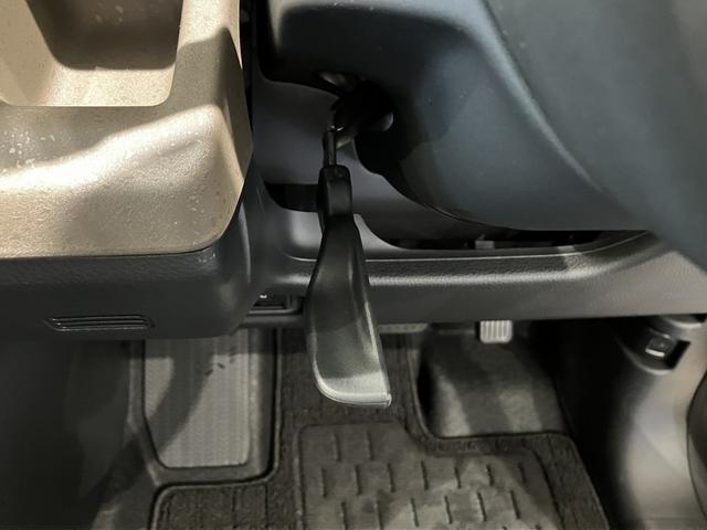 フリード ｅ：ＨＥＶエアー　ＥＸ　フロアマット　９インチ純正ナビ　ＥＴＣ　ドラレコ　シートヒーター　両側パワスラ　ブラインドスポットモニター　リアクーラー　本革巻ステアリングホイール　３６０°スーパーＵＶ・ＩＲカット　レンタカー登録（27枚目）