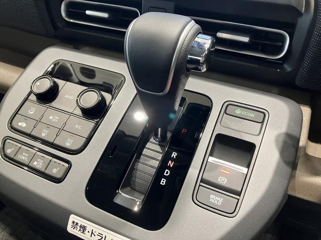 フリード ｅ：ＨＥＶエアー　ＥＸ　フロアマット　９インチ純正ナビ　ＥＴＣ　ドラレコ　シートヒーター　両側パワスラ　ブラインドスポットモニター　リアクーラー　本革巻ステアリングホイール　３６０°スーパーＵＶ・ＩＲカット　レンタカー登録（28枚目）