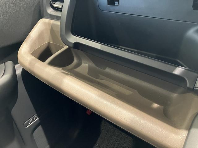 フリード ｅ：ＨＥＶエアー　ＥＸ　フロアマット　９インチ純正ナビ　ＥＴＣ　ドラレコ　シートヒーター　両側パワスラ　ブラインドスポットモニター　リアクーラー　本革巻ステアリングホイール　３６０°スーパーＵＶ・ＩＲカット　レンタカー登録（34枚目）