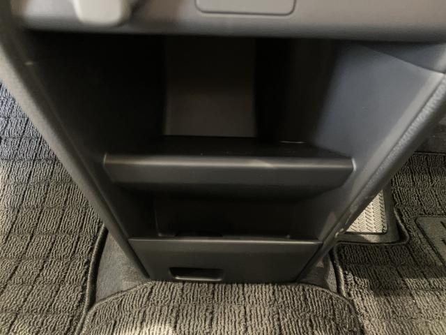 フリード ｅ：ＨＥＶエアー　ＥＸ　フロアマット　９インチ純正ナビ　ＥＴＣ　ドラレコ　シートヒーター　両側パワスラ　ブラインドスポットモニター　リアクーラー　本革巻ステアリングホイール　３６０°スーパーＵＶ・ＩＲカット　レンタカー登録（37枚目）