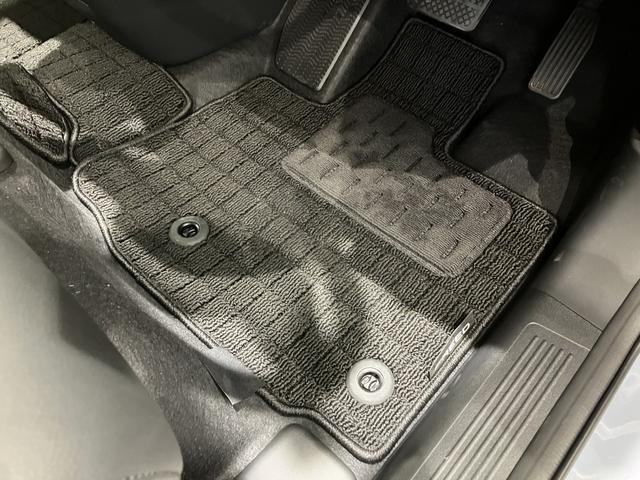 フリード ｅ：ＨＥＶエアー　ＥＸ　フロアマット　９インチ純正ナビ　ＥＴＣ　ドラレコ　シートヒーター　両側パワスラ　ブラインドスポットモニター　リアクーラー　本革巻ステアリングホイール　３６０°スーパーＵＶ・ＩＲカット　レンタカー登録（41枚目）