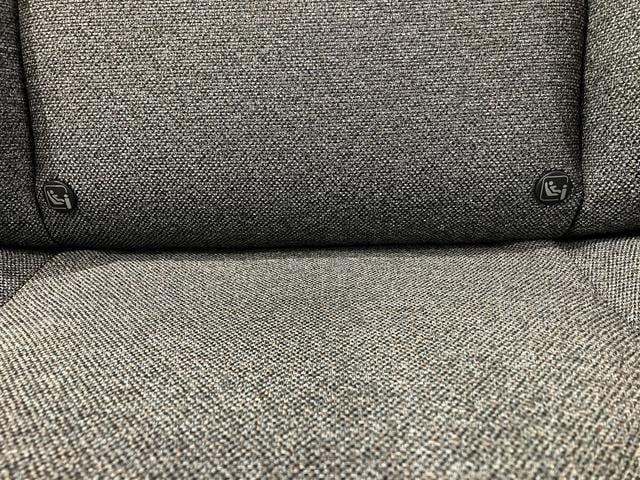 フリード ｅ：ＨＥＶエアー　ＥＸ　フロアマット　９インチ純正ナビ　ＥＴＣ　ドラレコ　シートヒーター　両側パワスラ　ブラインドスポットモニター　リアクーラー　本革巻ステアリングホイール　３６０°スーパーＵＶ・ＩＲカット　レンタカー登録（42枚目）