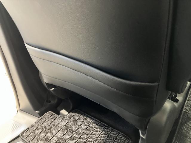 フリード ｅ：ＨＥＶエアー　ＥＸ　フロアマット　９インチ純正ナビ　ＥＴＣ　ドラレコ　シートヒーター　両側パワスラ　ブラインドスポットモニター　リアクーラー　本革巻ステアリングホイール　３６０°スーパーＵＶ・ＩＲカット　レンタカー登録（44枚目）