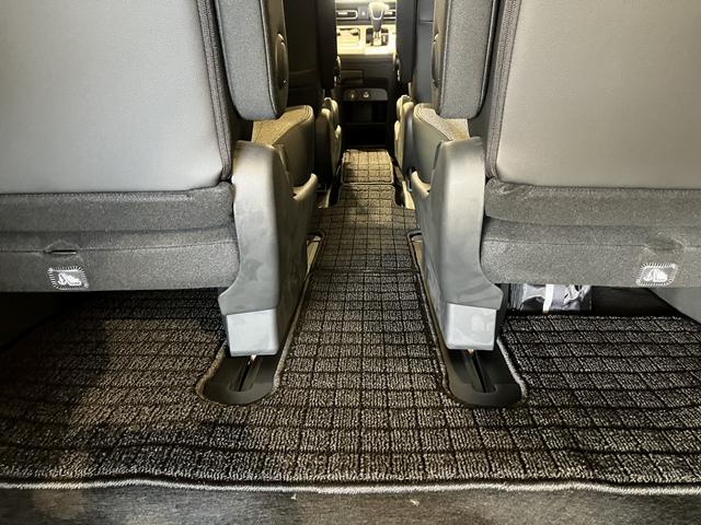 フリード ｅ：ＨＥＶエアー　ＥＸ　フロアマット　９インチ純正ナビ　ＥＴＣ　ドラレコ　シートヒーター　両側パワスラ　ブラインドスポットモニター　リアクーラー　本革巻ステアリングホイール　３６０°スーパーＵＶ・ＩＲカット　レンタカー登録（45枚目）