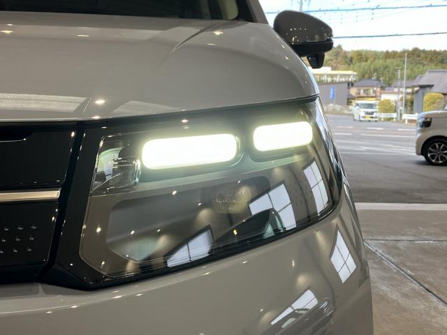 フリード ｅ：ＨＥＶエアー　ＥＸ　フロアマット　９インチ純正ナビ　ＥＴＣ　ドラレコ　シートヒーター　両側パワスラ　ブラインドスポットモニター　リアクーラー　本革巻ステアリングホイール　３６０°スーパーＵＶ・ＩＲカット　レンタカー登録（48枚目）