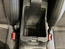 前席のシート間に配置したハイデッキセンターコンソールにはアームレスト付きのコンソールボックスで運転席助手席がそれぞれくつろげます。