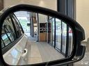 走行中、斜め後ろに車両の存在を検知するとその方向のドアミラー鏡面上にマークを点灯しお知らせします。