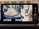 ｅ：ＨＥＶ　Ｚ　ＢＳＩ・後退出庫サポートレス　フロアマット　ＥＴＣ２．０　全周囲カメラ　ワイヤレス充電　ホンダコネクトディスプレー　１０．２インチデジタルメーター　シートヒーター　ＢＯＳＥサウンドシステム　パワーテールゲート　本革シート（10枚目）