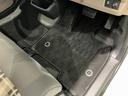 用品としてフロアマットを装備しております。すぐにお乗りいただけます!