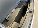 荷室には便利な床下収納もあります。