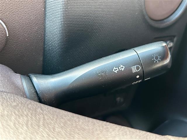 マットブラックにホワイトのＬＩＢＥＲＡＬＡのロゴの建物と看板が目印です。