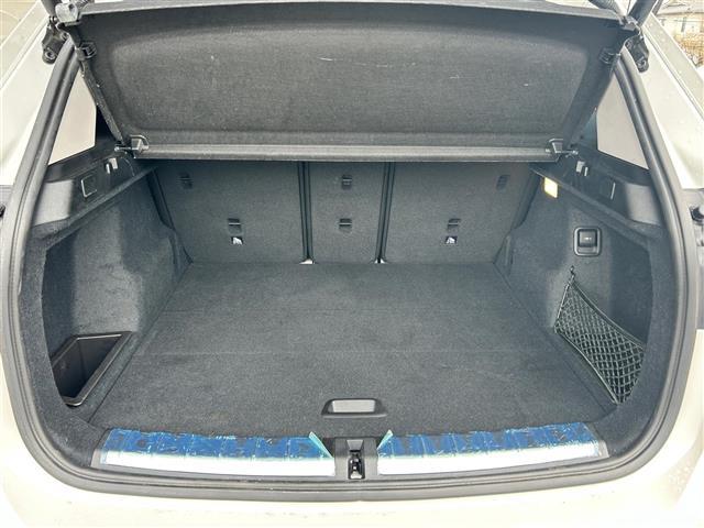 マットブラックにホワイトのＬＩＢＥＲＡＬＡのロゴの建物と看板が目印です。