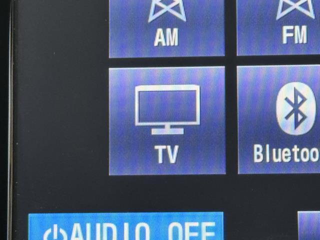 ベースグレード　ＬＥＤヘッドライト　クルーズコントロール　ＡＣ１００Ｖ電源　横滑り防止機能　キーフリー　アルミホイール　ワンオーナー　ナビＴＶ　サイドエアバッグ　パワーウィンドウ　スマートキー　盗難防止　ＤＶＤ再生(8枚目)