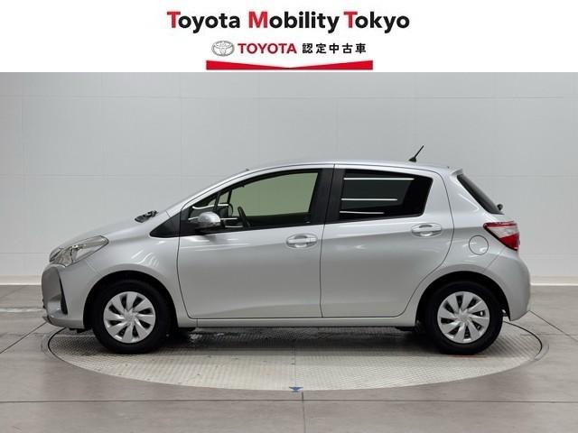ヴィッツ Ｆ　セキュリティ　アイドリングストップ車　パワーウィンドウ　エアバック　Ｗエアバック　エアコン　横滑り防止装置　キーレスキー　整備記録簿　パワステ　ワンセグＴＶ　ナビ・ＴＶ　メモリーナビゲーション　ＡＢＳ（3枚目）