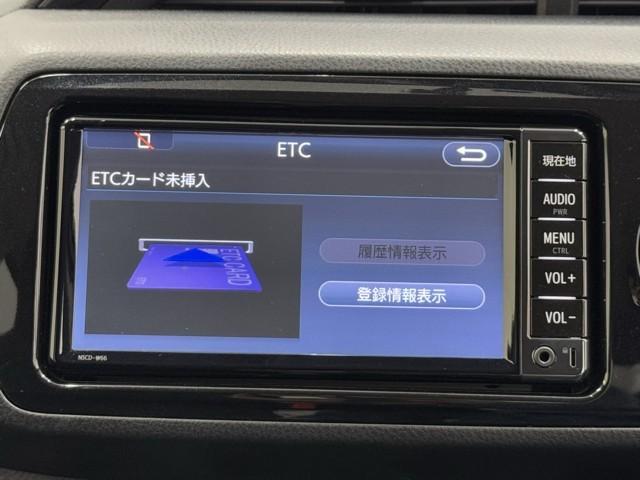 ヴィッツ Ｆ　セキュリティ　アイドリングストップ車　パワーウィンドウ　エアバック　Ｗエアバック　エアコン　横滑り防止装置　キーレスキー　整備記録簿　パワステ　ワンセグＴＶ　ナビ・ＴＶ　メモリーナビゲーション　ＡＢＳ（7枚目）