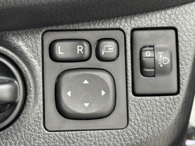 ヴィッツ Ｆ　セキュリティ　アイドリングストップ車　パワーウィンドウ　エアバック　Ｗエアバック　エアコン　横滑り防止装置　キーレスキー　整備記録簿　パワステ　ワンセグＴＶ　ナビ・ＴＶ　メモリーナビゲーション　ＡＢＳ（12枚目）