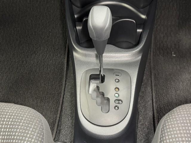 ヴィッツ Ｆ　セキュリティ　アイドリングストップ車　パワーウィンドウ　エアバック　Ｗエアバック　エアコン　横滑り防止装置　キーレスキー　整備記録簿　パワステ　ワンセグＴＶ　ナビ・ＴＶ　メモリーナビゲーション　ＡＢＳ（13枚目）