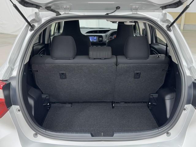 ヴィッツ Ｆ　セキュリティ　アイドリングストップ車　パワーウィンドウ　エアバック　Ｗエアバック　エアコン　横滑り防止装置　キーレスキー　整備記録簿　パワステ　ワンセグＴＶ　ナビ・ＴＶ　メモリーナビゲーション　ＡＢＳ（18枚目）