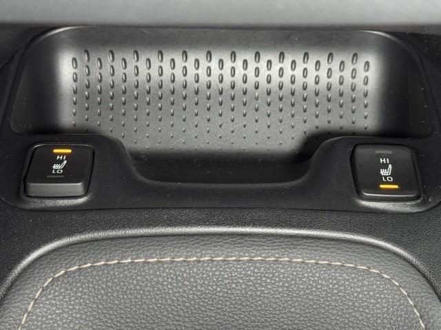 カローラツーリング ハイブリッド　ダブルバイビー　追突軽減ブレーキ　バックモニタ　横滑防止　スマキー　ＬＥＤライト　Ａストップ　デュアルエアバッグ　エアコン　オートクルーズ　サイドエアバッグ　ＥＴＣ付　ナビ　ＰＳ　キーフリー　ＡＢＳ　エアバック（13枚目）