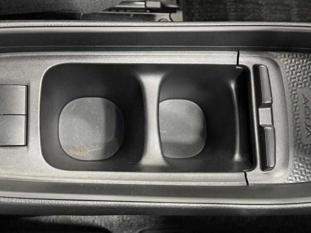 アクア B AC100V エアコン 前席パワーウィンドウ ESC オートクルーズコントロール LEDライト エアバッグ メモリーナビ パワステ アイドリングストップ 記録簿 ミュージックプレイヤー接続可 ETC(9枚目)