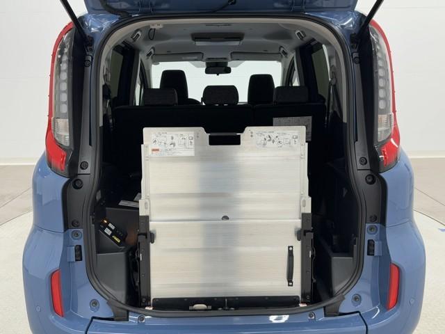 シエンタ HVZスロープタイプ1 ナビ フルセグTV 衝突軽減ブレーキ モデリスタアルミ イモビライザー 整備記録簿 バックモニター LEDヘッドライト ETC車載器 横滑り防止 スマートキー オートエアコン 両側電動スライドドア(4枚目)