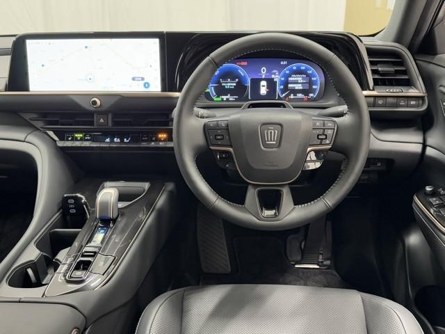 クラウンスポーツ Ｚ　ＡＷＤ　フルセグテレビ　１オーナー　ＥＴＣ車載器　ＴＶナビ　クルコン　横滑り防止装置　エアバッグ　本革　ＡＣ１００Ｖ　ミュージックプレイヤー接続可　メモリナビ　ドラレコ　キーレス　盗難防止装置　ＡＢＳ（4枚目）